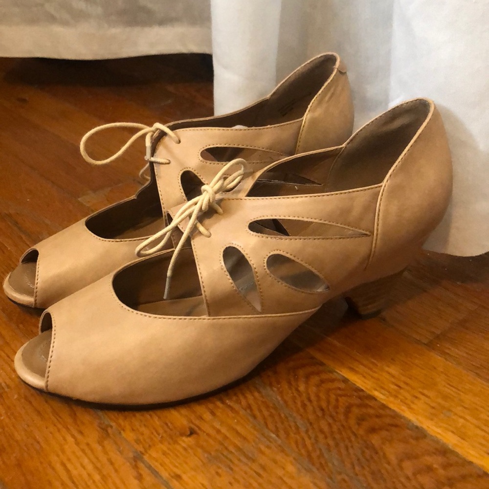 Baker “Juliette” kitten heels